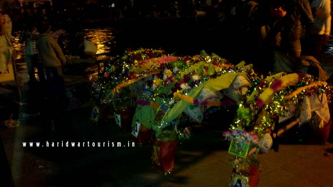 Kanwariya-Filling-Water-Ganga.j